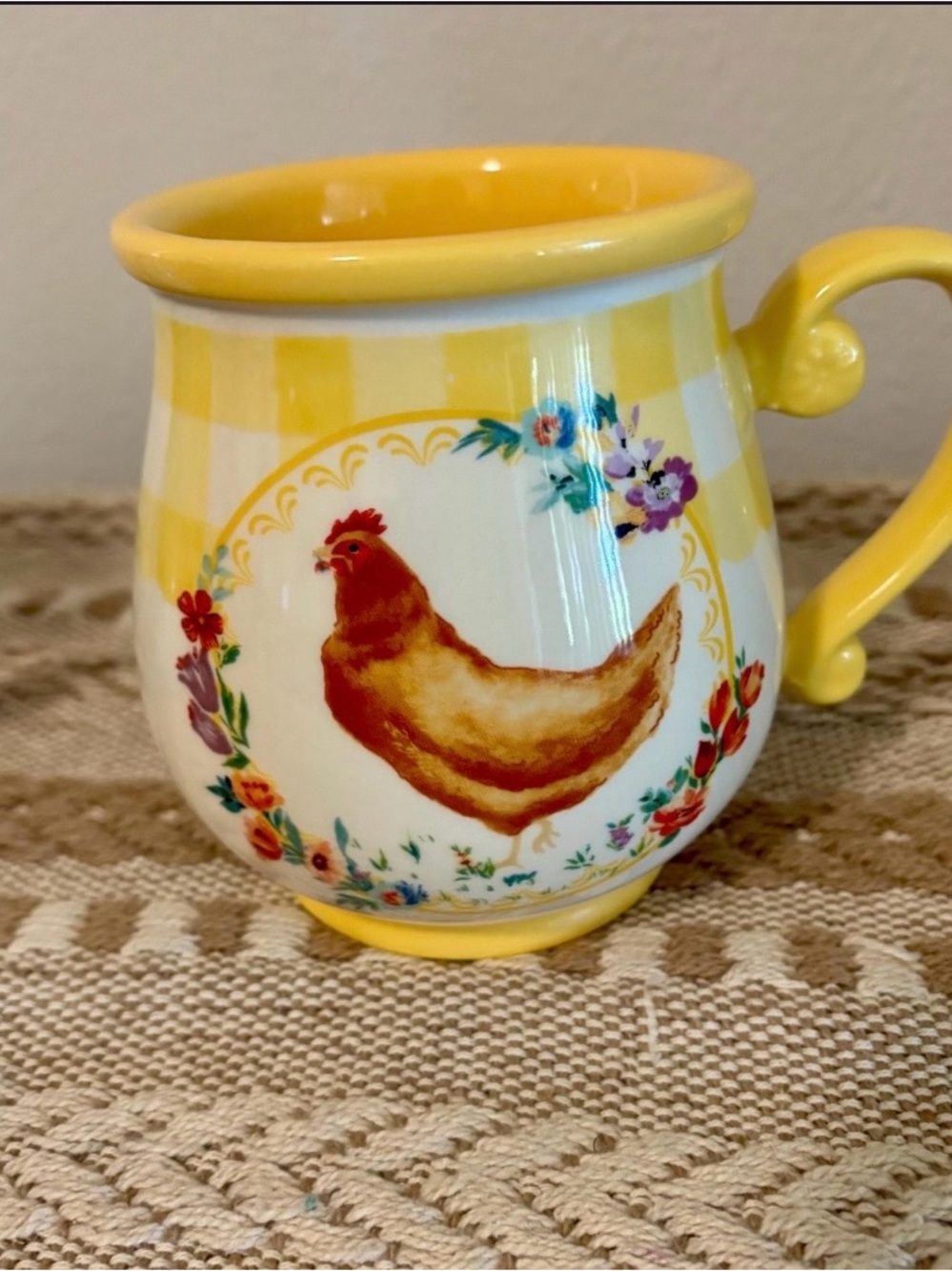Pioneer Woman Chandelier Mug Tree and 4 Novelty Gingham Stoneware Mugs-5 Pieces - Picture 6 of 12